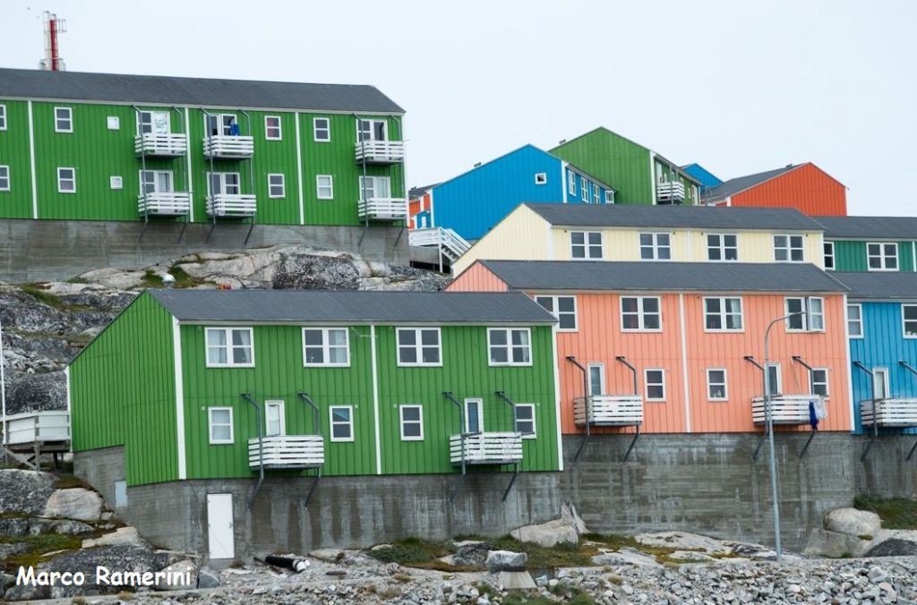 Casas coloridas em Ilulissat, Groenlândia. Autor e Copyright Marco Ramerini.