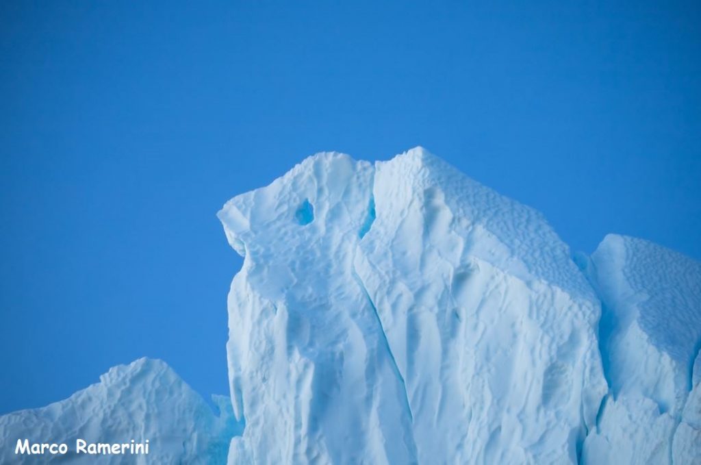 Detalhe de um iceberg, Groenlândia. Autor e Copyright Marco Ramerini