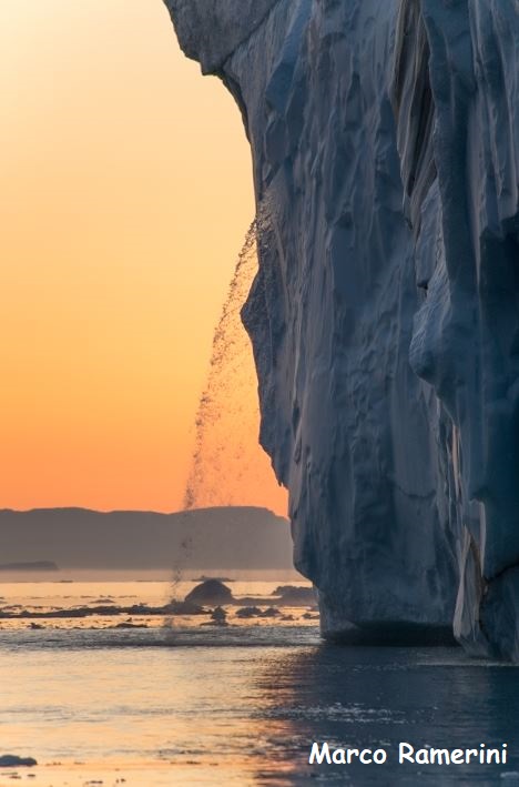 Derretimento do iceberg, Disko Bay, Groenlândia. Autor e Copyright Marco Ramerini