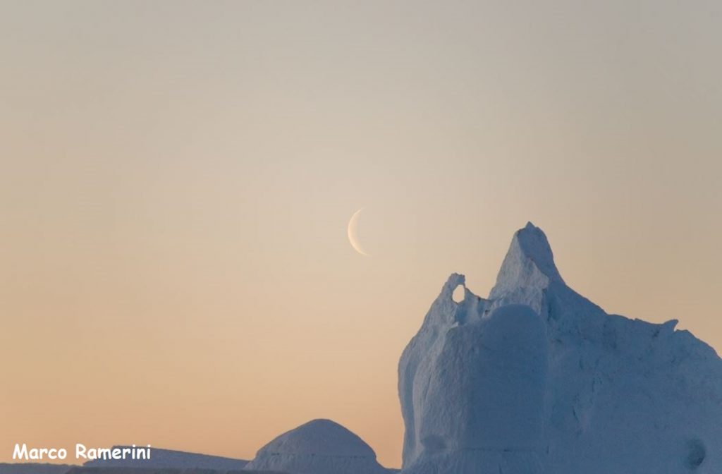 Lua com icebergs, Groenlândia. Autor e Copyright Marco Ramerini