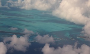 Voando sobre as ilhas Exumas, Bahamas. Autor e Copyright Marco Ramerini