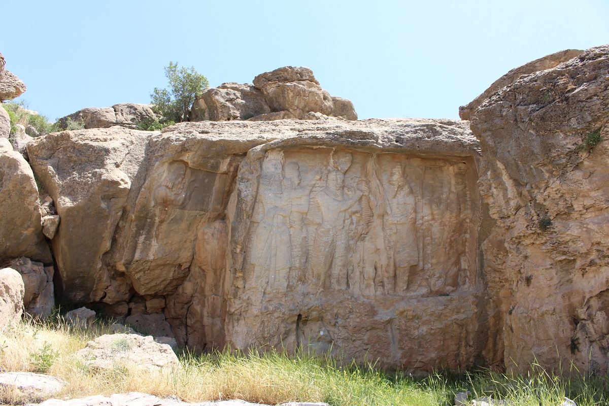 No centro o baixo-relevo da investidura de Ardashir I, à esquerda o baixo-relevo mais pequeno em que é representado o busto de Kartir, Naqsh-e Rajab, Irã. Autor e Copyright Marco Ramerini
