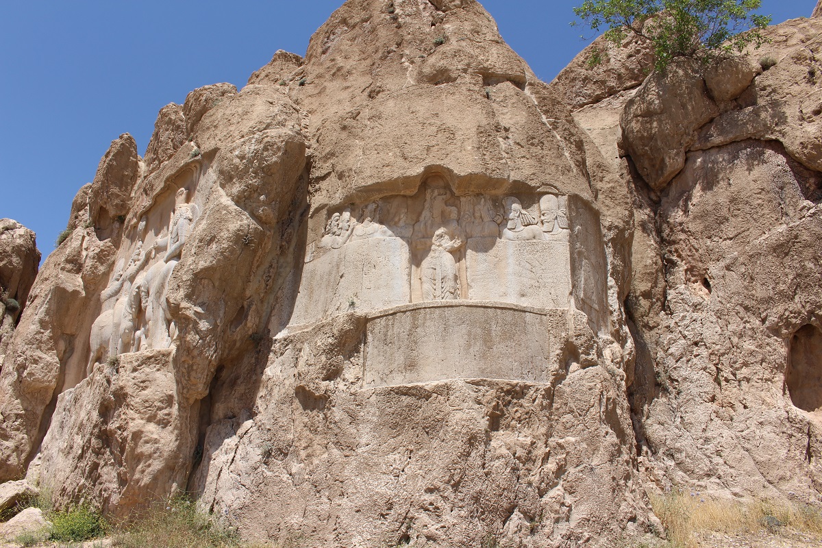 Baixo-relevo do rei Bahram II. Aqui também há vestígios do antigo baixo-relevo elamíta, Naqsh-e Rostam, Irã. Autor e Copyright Marco Ramerini