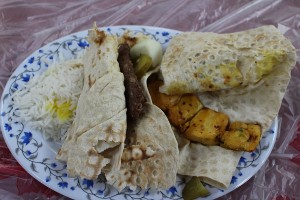 Kabab de carneiro e frango com pão e arroz. Autor e Copyright Marco Ramerini