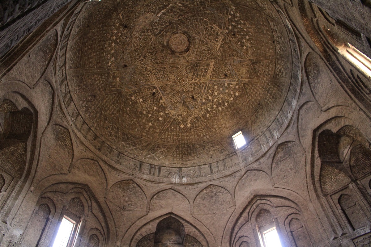 A cúpula Taj al-Molk, Grande Mesquita (Mesquita Jāmeh), Isfahan, Irã. Autor e Copyright Marco Ramerini