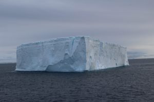 Icebergue tabular, Hope Bay (Bahía Esperanza), Antarctic Sound, Antártida. Autor e Copyright Marco Ramerini