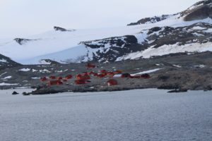 A base argentina de Hope Bay (Bahía Esperanza), Antarctic Sound, Antártida. Autor e Copyright Marco Ramerini